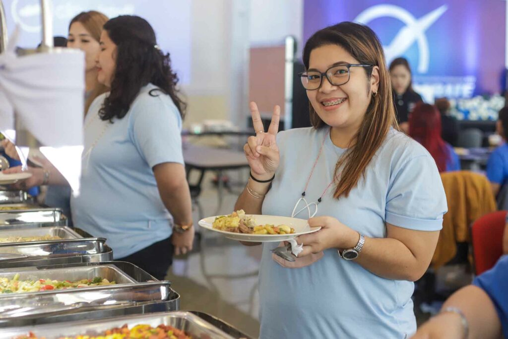 A female Cloudstaffer with her meal doing the peace sign