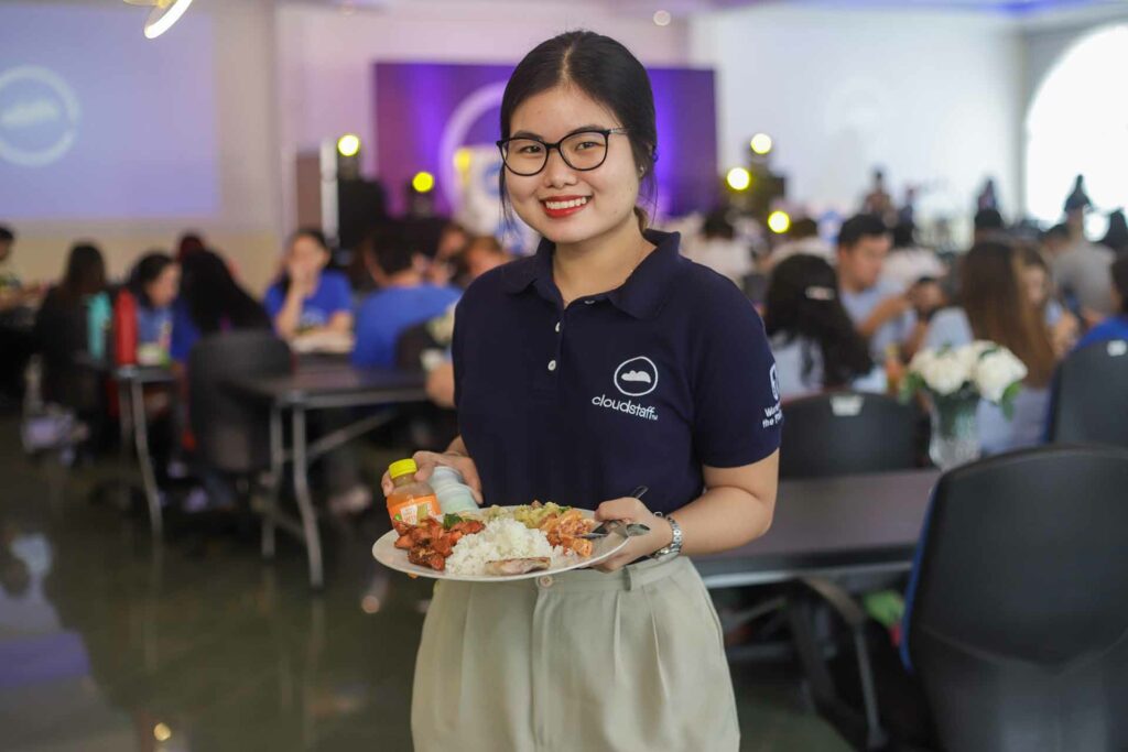 A female Cloudstaffer with her meal